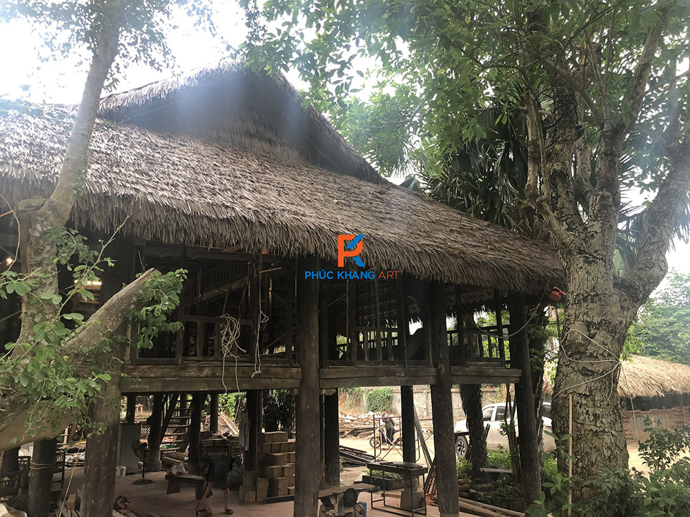  thi công phần mái của nhà sàn sử dụng tranh nhân tạo để lợp mái nhà sàn